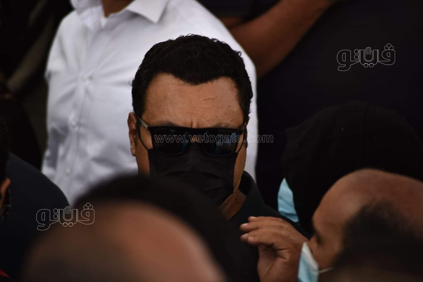 رامي رضوان وحسن الرداد يتلقيان العزاء في دلال عبد العزيز بالمقابر (23)
