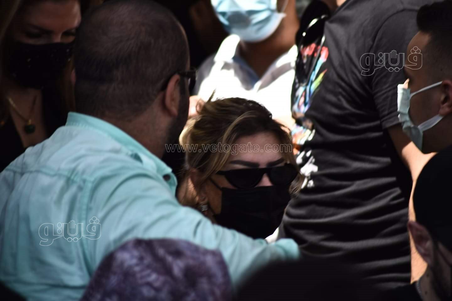 رامي رضوان وحسن الرداد يتلقيان العزاء في دلال عبد العزيز بالمقابر (26)