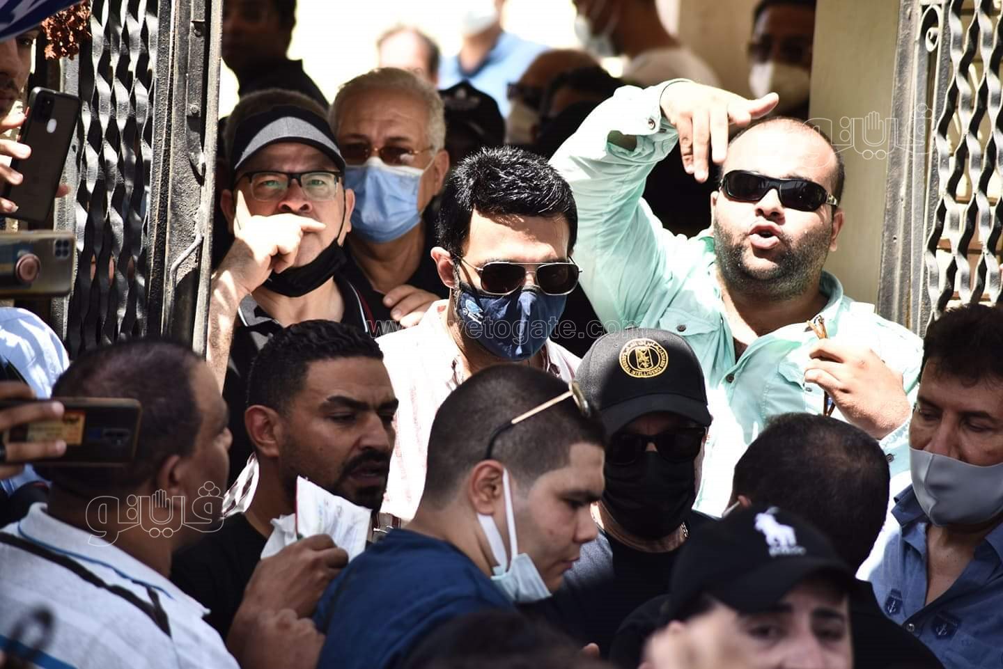 رامي رضوان وحسن الرداد يتلقيان العزاء في دلال عبد العزيز بالمقابر (27)