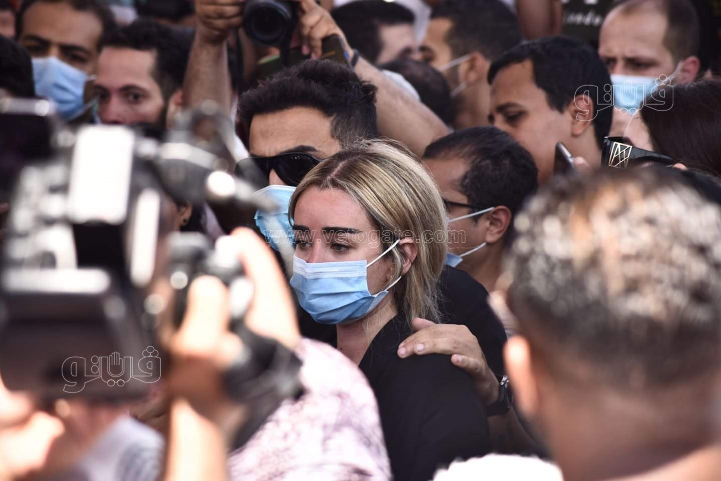 رامي رضوان وحسن الرداد يتلقيان العزاء في دلال عبد العزيز بالمقابر (29)