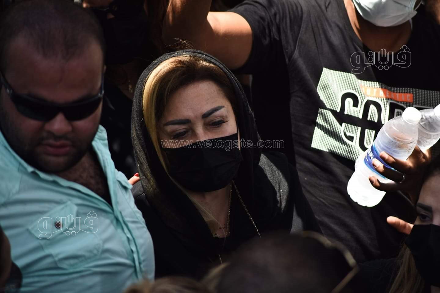 رامي رضوان وحسن الرداد يتلقيان العزاء في دلال عبد العزيز بالمقابر (32)