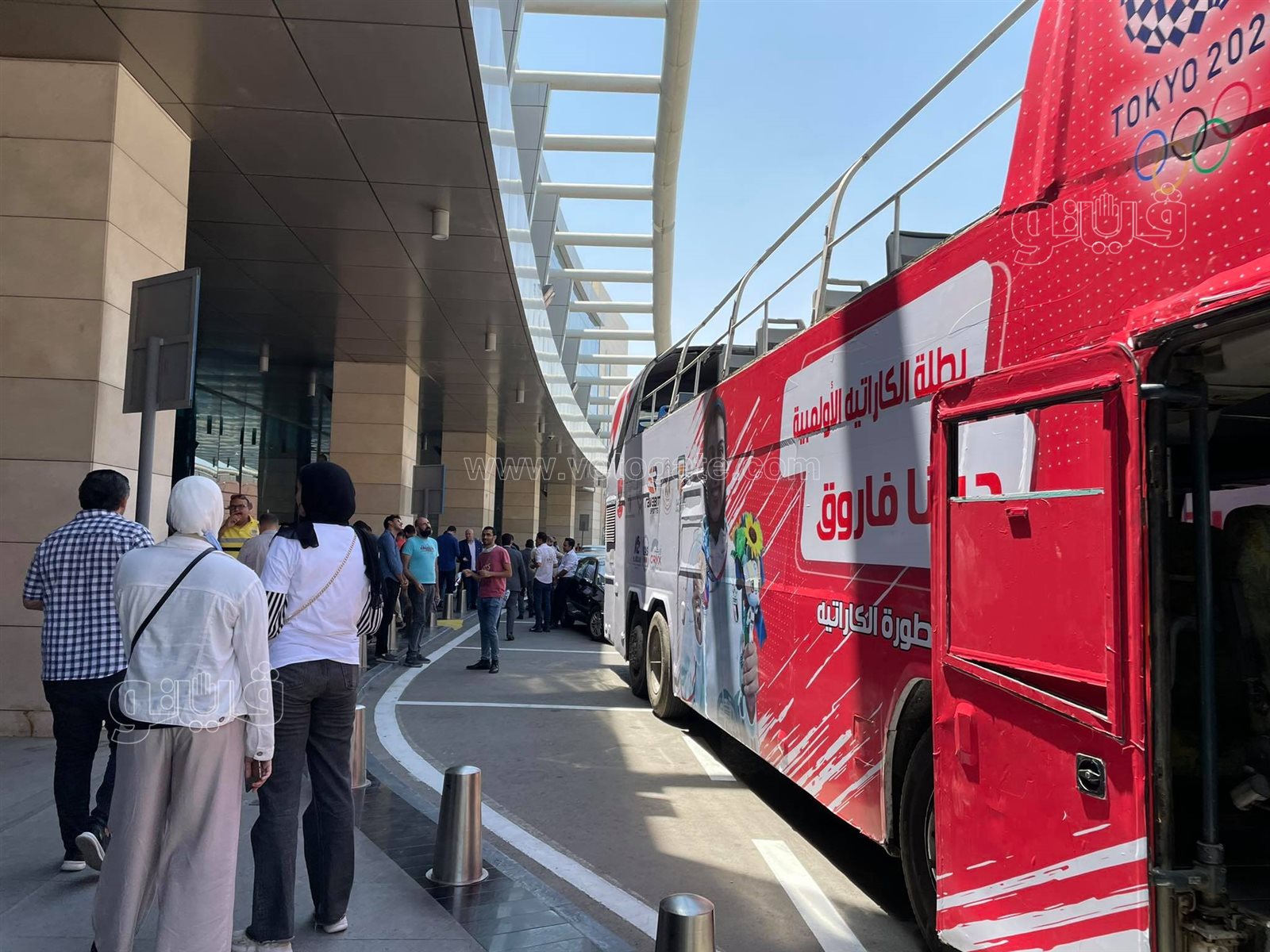 أتوبيس مكشوف وأعلام مصر في استقبال جيانا فاروق بمطار القاهرة  (1)