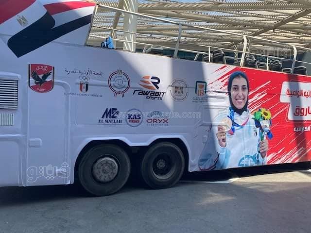 أتوبيس مكشوف وأعلام مصر في استقبال جيانا فاروق بمطار القاهرة  (3)