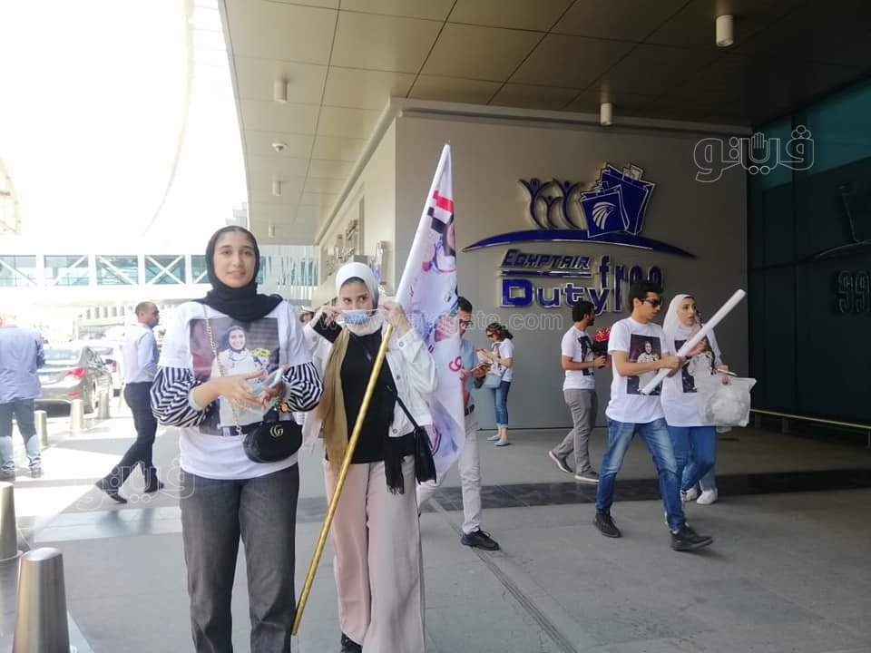 أتوبيس مكشوف وأعلام مصر في استقبال جيانا فاروق بمطار القاهرة  (4)