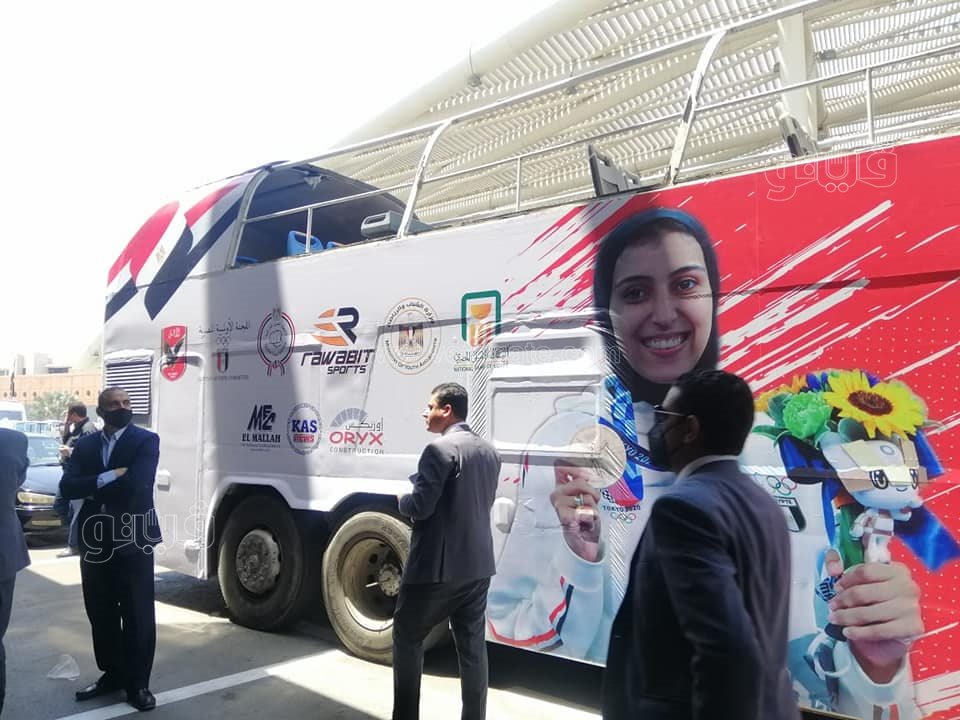 أتوبيس مكشوف وأعلام مصر في استقبال جيانا فاروق بمطار القاهرة  (5)