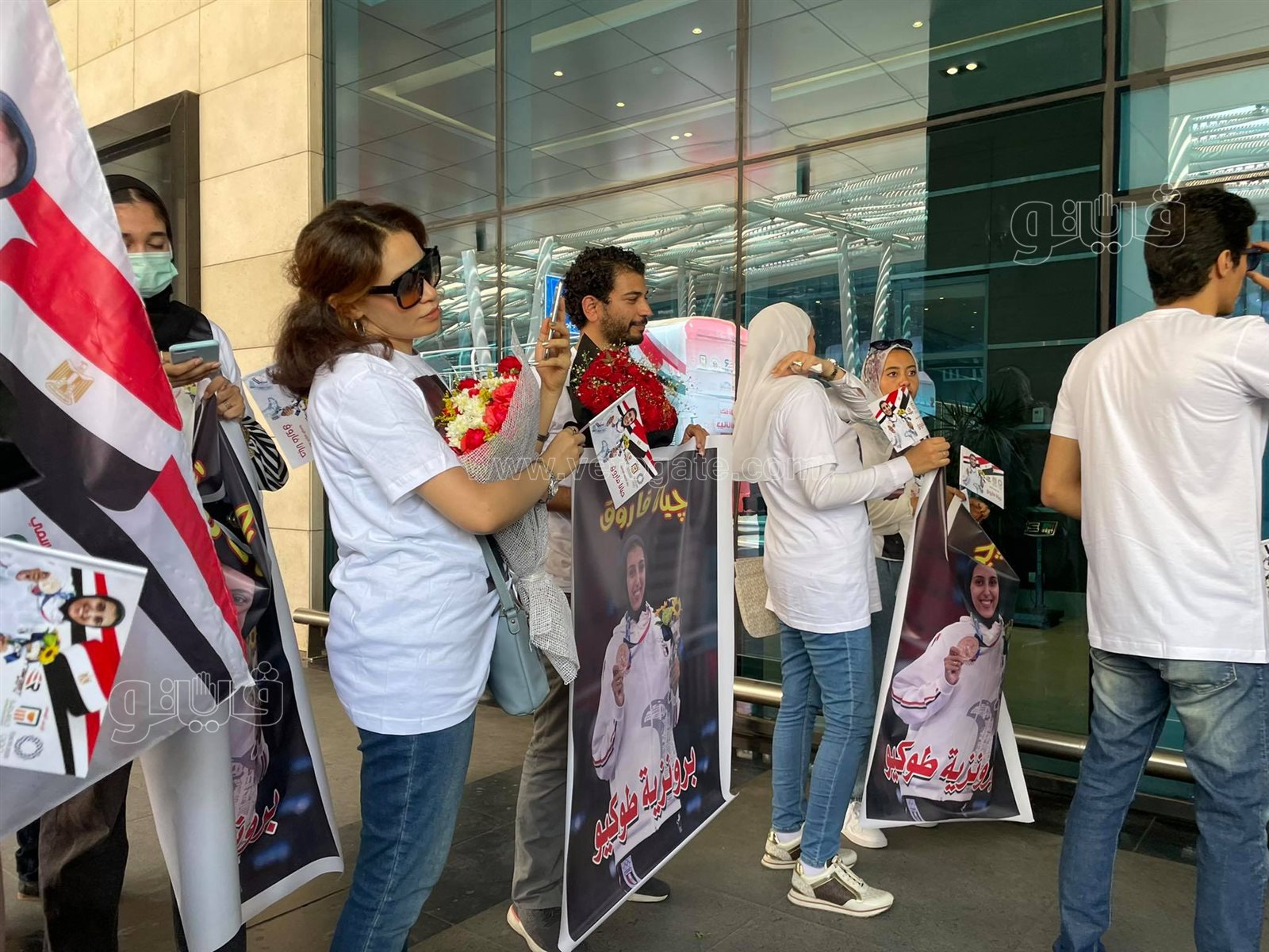 أتوبيس مكشوف وأعلام مصر في استقبال جيانا فاروق بمطار القاهرة  (7)