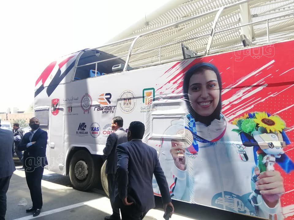 أتوبيس مكشوف وأعلام مصر في استقبال جيانا فاروق بمطار القاهرة  (8)