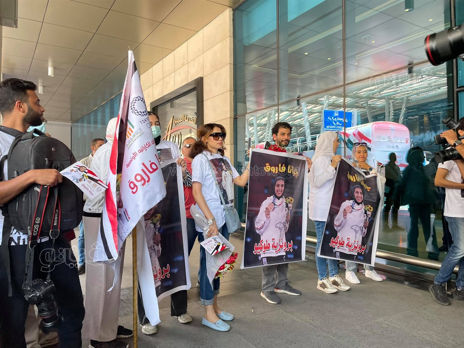 أتوبيس مكشوف وأعلام مصر في استقبال جيانا فاروق بمطار القاهرة  (9)