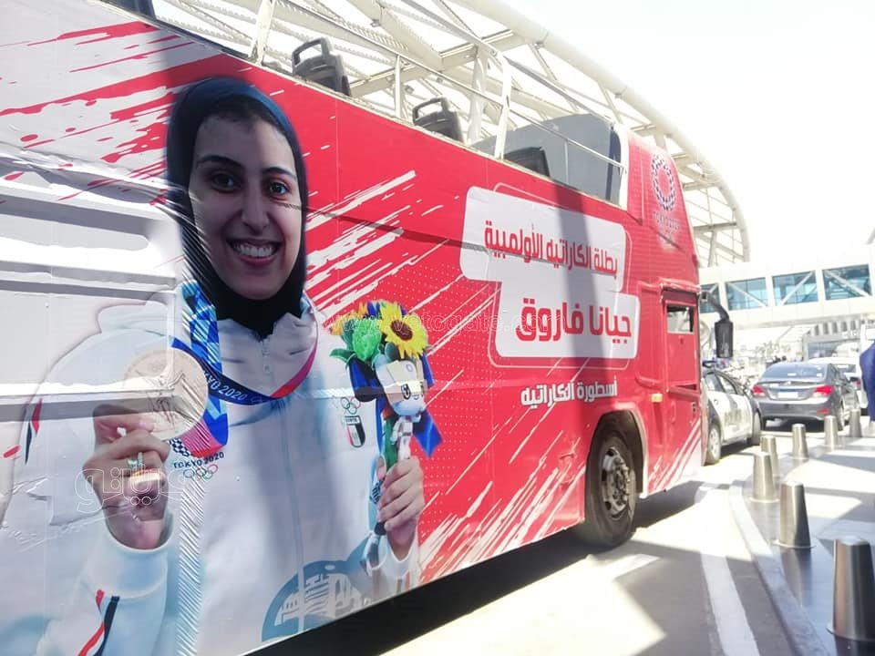 أتوبيس مكشوف وأعلام مصر في استقبال جيانا فاروق بمطار القاهرة  (10)