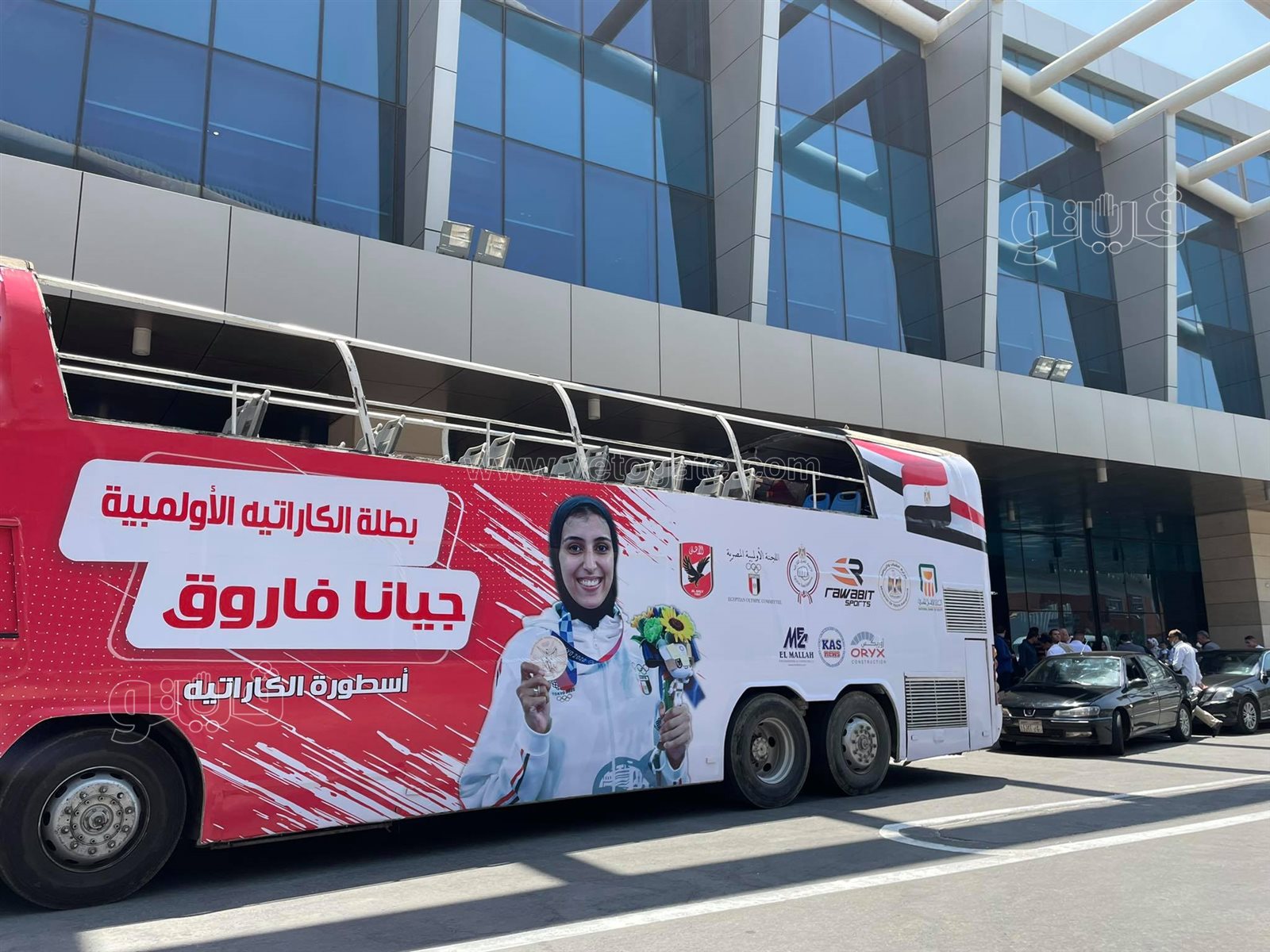 أتوبيس مكشوف وأعلام مصر في استقبال جيانا فاروق بمطار القاهرة  (11)