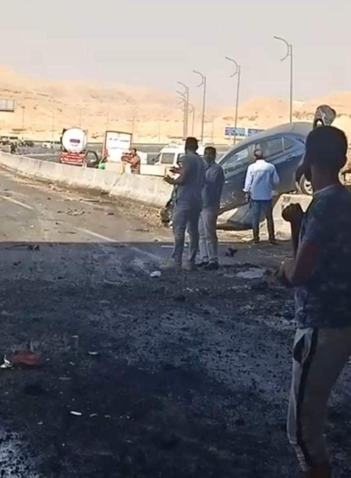 تصادم 3 سيارات بالطريق الأوسطى