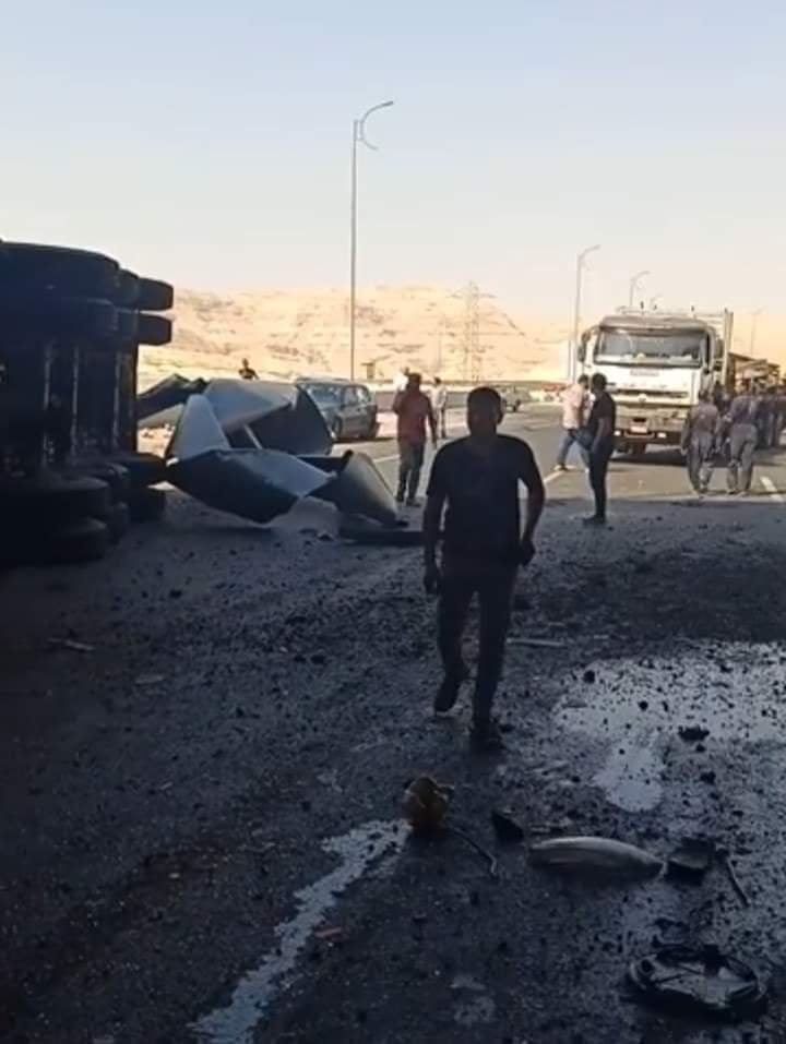 تصادم 3 سيارات بالطريق الأوسطى