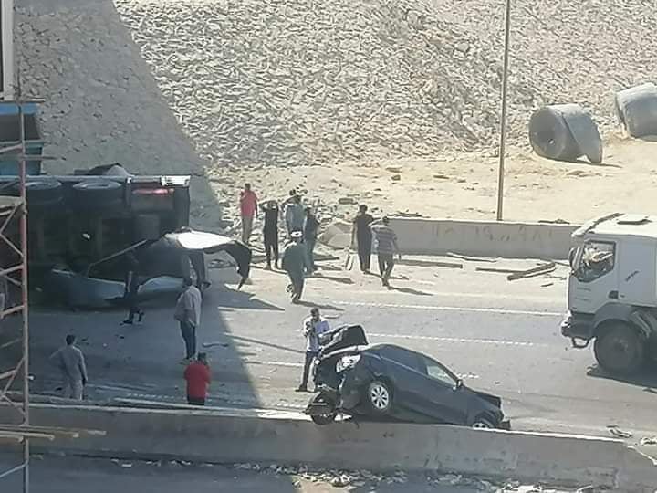 تصادم 3 سيارات بالطريق الأوسطى