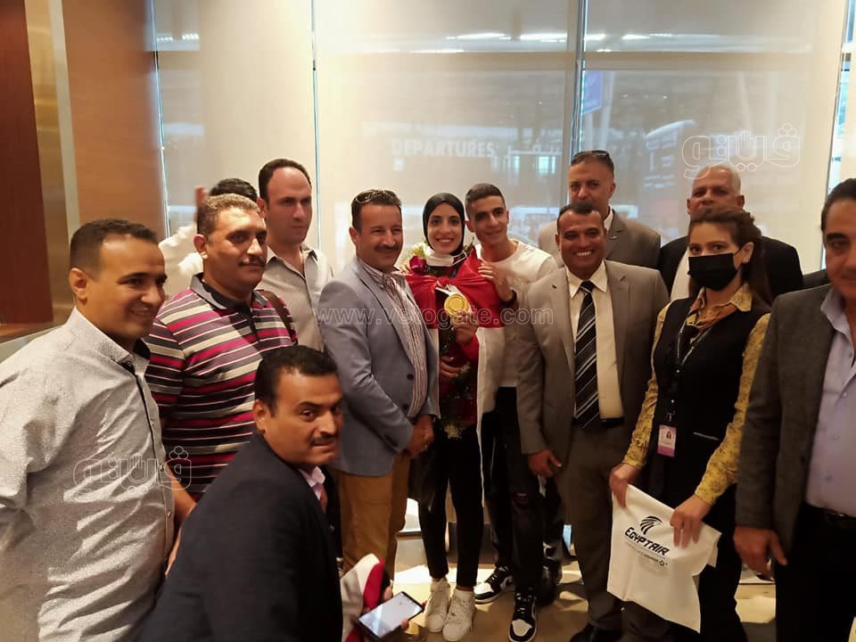 بالسيلفي والورود.. مطار القاهرة يستقبل فريال أشرف (3)