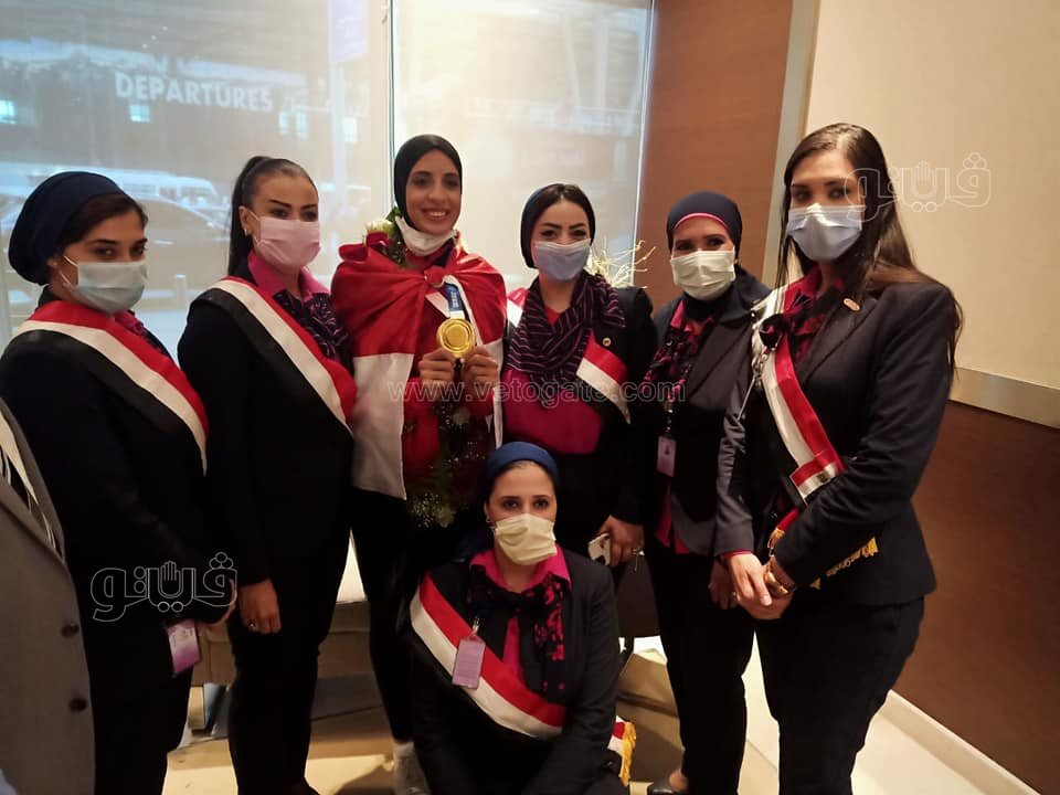 بالسيلفي والورود.. مطار القاهرة يستقبل فريال أشرف (4)