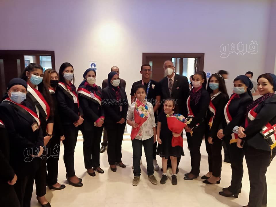 بالسيلفي والورود.. مطار القاهرة يستقبل فريال أشرف (5)