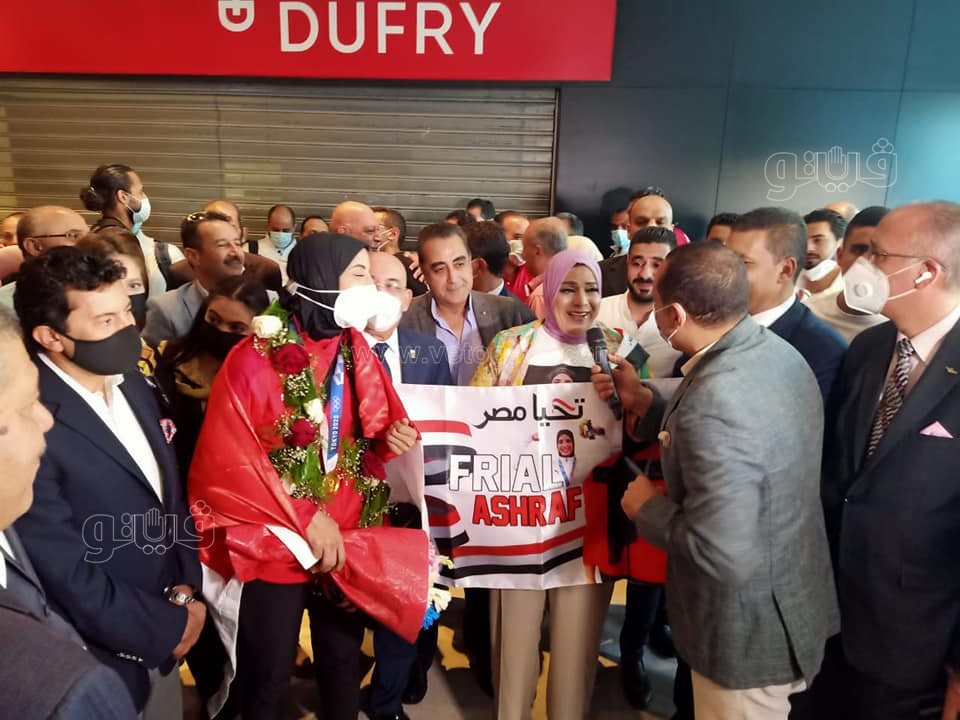 بالسيلفي والورود.. مطار القاهرة يستقبل فريال أشرف (9)