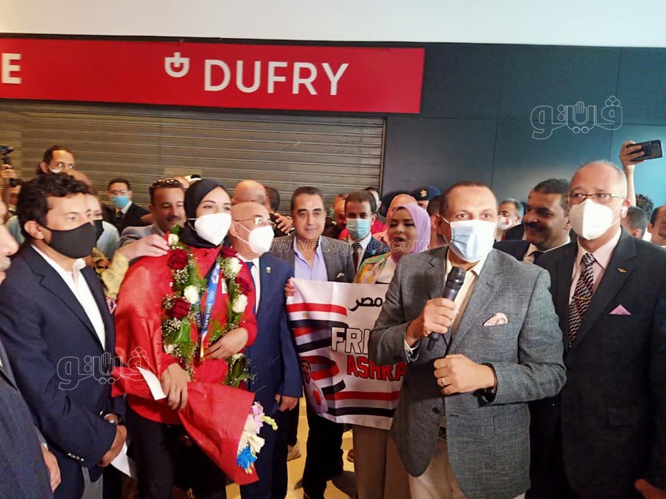 بالسيلفي والورود.. مطار القاهرة يستقبل فريال أشرف (10)