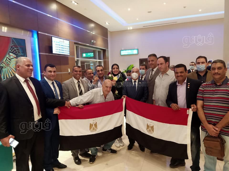 بالسيلفي والورود.. مطار القاهرة يستقبل فريال أشرف (11)