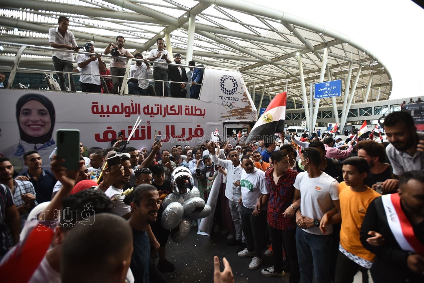 وصول فريال أشرف لمطار القاهرة  (3)