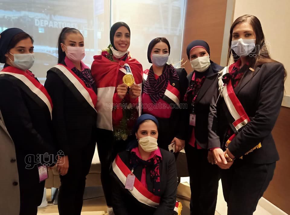 وصول فريال أشرف لمطار القاهرة  (20)