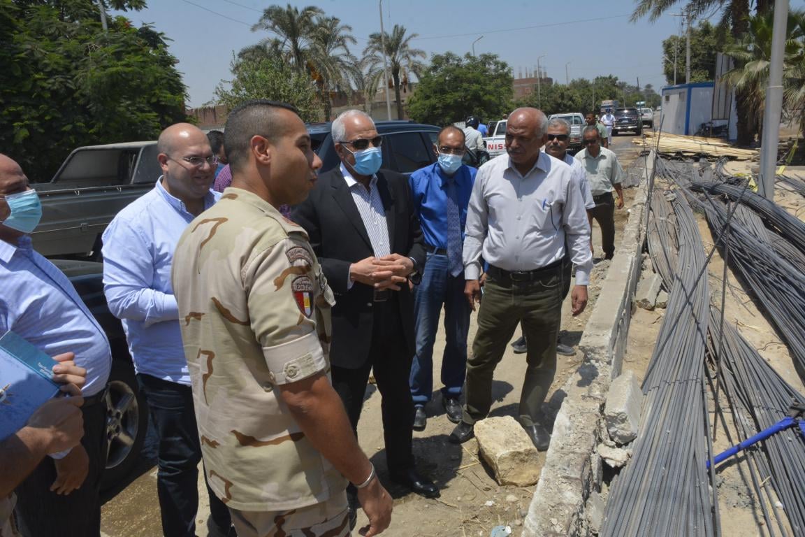 محافظ الجيزة يتفقد محطة الصرف الصحي باطفيح