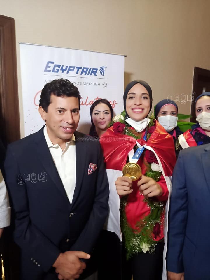 بالسيلفي والورود.. مطار القاهرة يستقبل فريال أشرف (1)