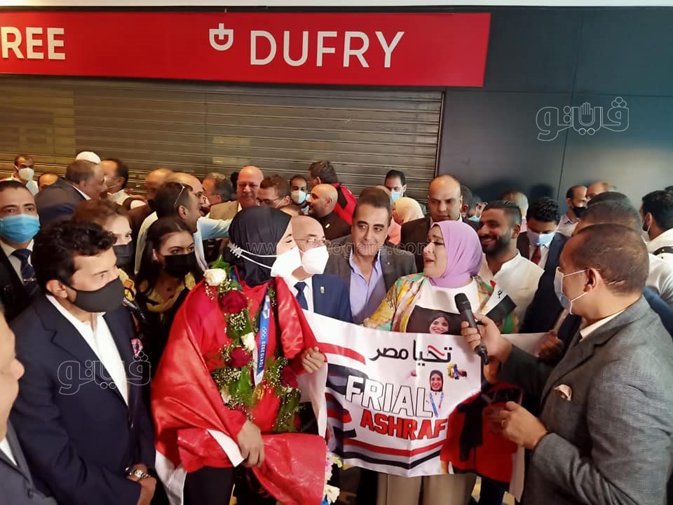 بالسيلفي والورود.. مطار القاهرة يستقبل فريال أشرف (2)