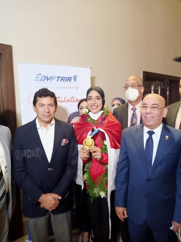 بالسيلفي والورود.. مطار القاهرة يستقبل فريال أشرف (6)