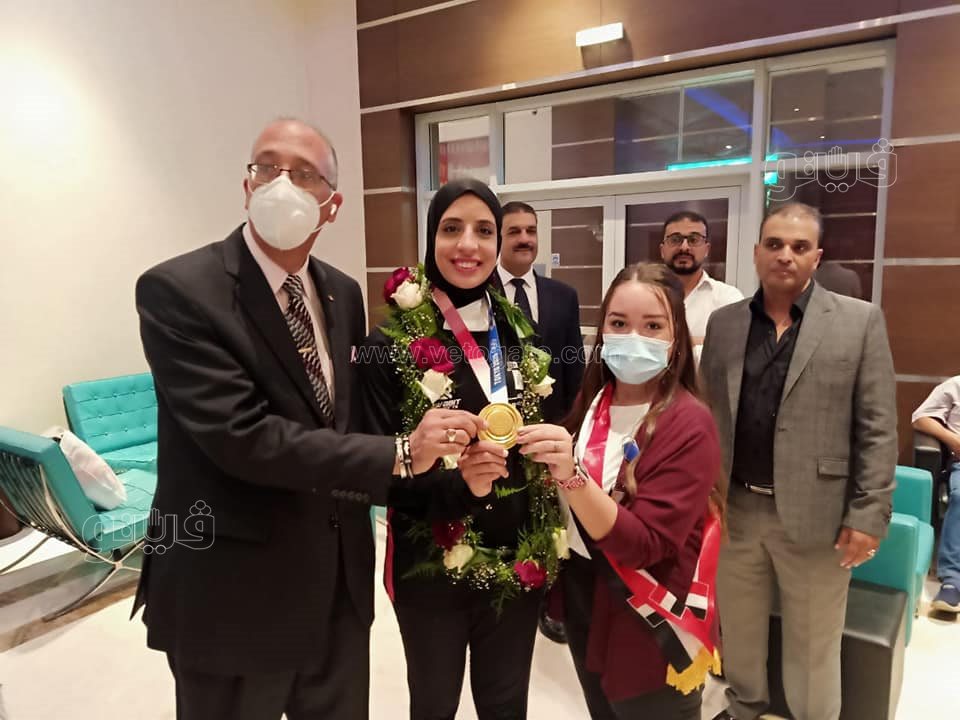 بالسيلفي والورود.. مطار القاهرة يستقبل فريال أشرف (7)