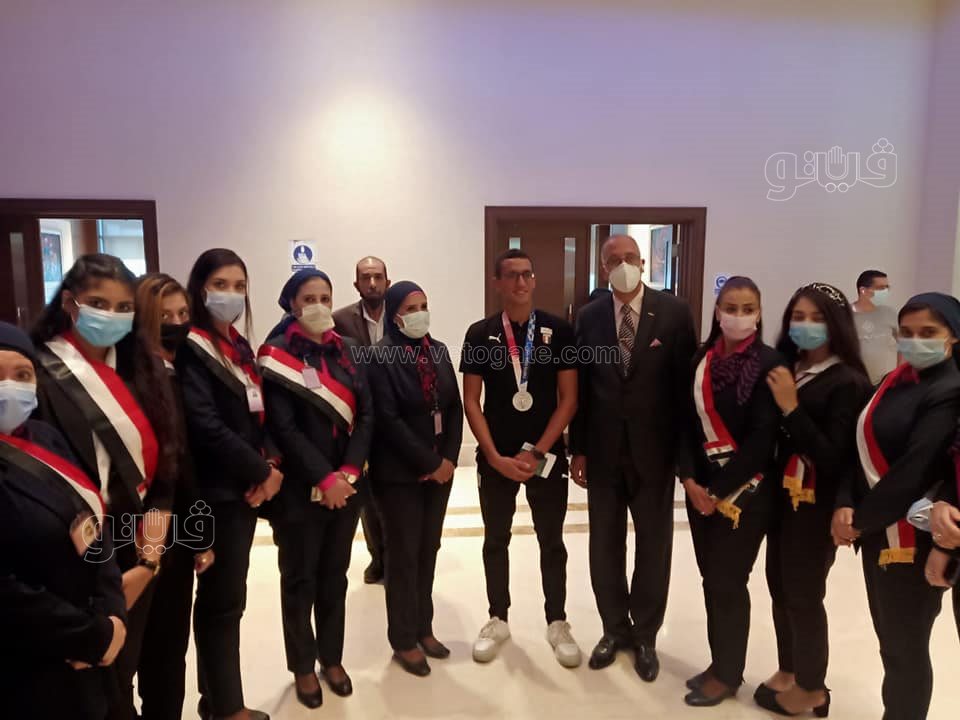 بالسيلفي والورود.. مطار القاهرة يستقبل فريال أشرف (8)