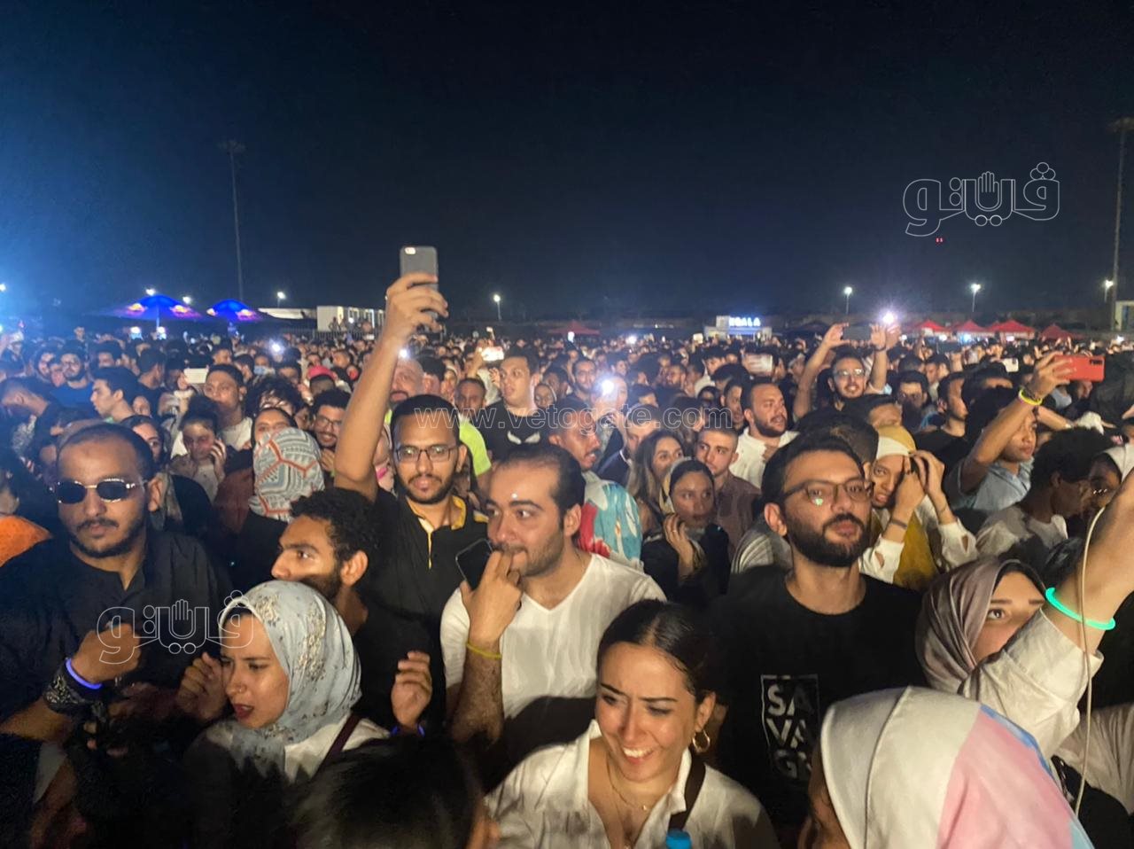 فرقة كايروكي تشعل حفل مسرح المنارة بالتجمع (10)