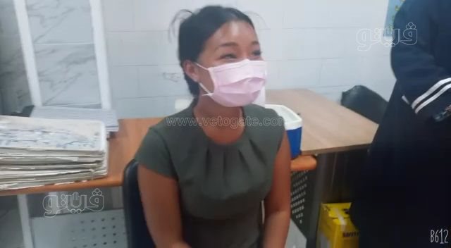 سائحة تايلاندية تتلقي لقاح كورونا للمسافرين