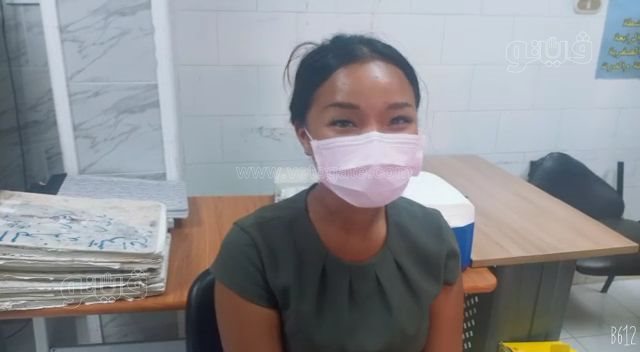 سائحة تايلاندية تتلقي لقاح كورونا للمسافرين