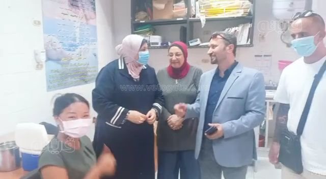 سائحة تايلاندية تتلقي لقاح كورونا للمسافرين