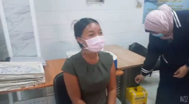 سائحة تايلاندية تتلقي لقاح كورونا للمسافرين