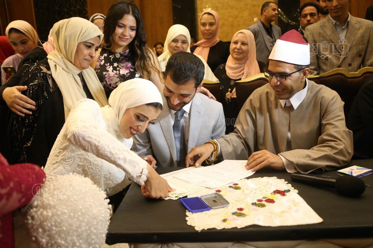 وزير الرياضة يشهد على عقد قران جيانا فاروق (1)