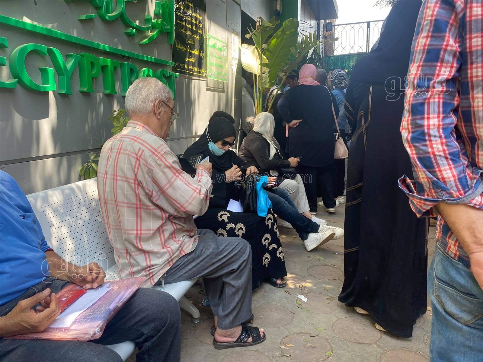 زحام أمام مكتب بريد الدقي لشراء كراسات سكن لكل المصريين (2)