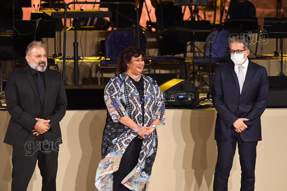 وزيرة الثقافة تكرم 12 شخصية فنية وإدارية في افتتاح مهرجان القلعة (1)