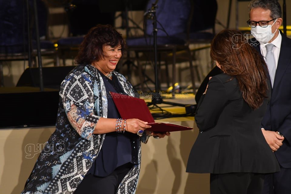 وزيرة الثقافة تكرم 12 شخصية فنية وإدارية في افتتاح مهرجان القلعة (3)