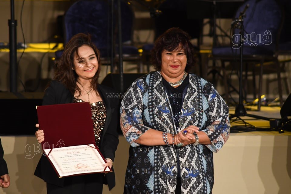 وزيرة الثقافة تكرم 12 شخصية فنية وإدارية في افتتاح مهرجان القلعة (4)