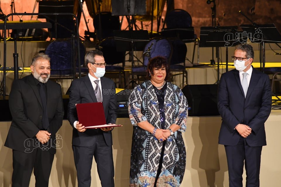 وزيرة الثقافة تكرم 12 شخصية فنية وإدارية في افتتاح مهرجان القلعة (9)