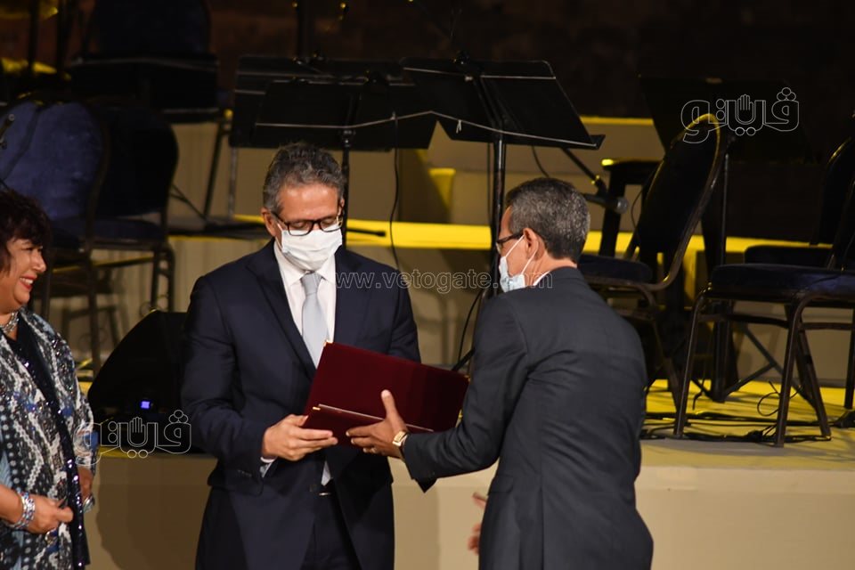 وزيرة الثقافة تكرم 12 شخصية فنية وإدارية في افتتاح مهرجان القلعة (11)