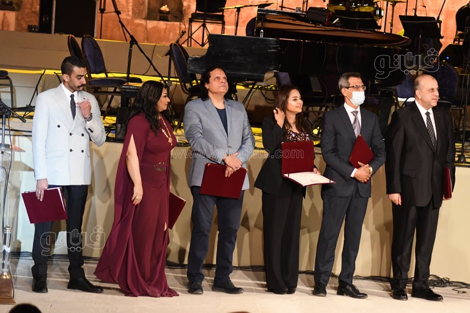 وزيرة الثقافة تكرم 12 شخصية فنية وإدارية في افتتاح مهرجان القلعة (13)