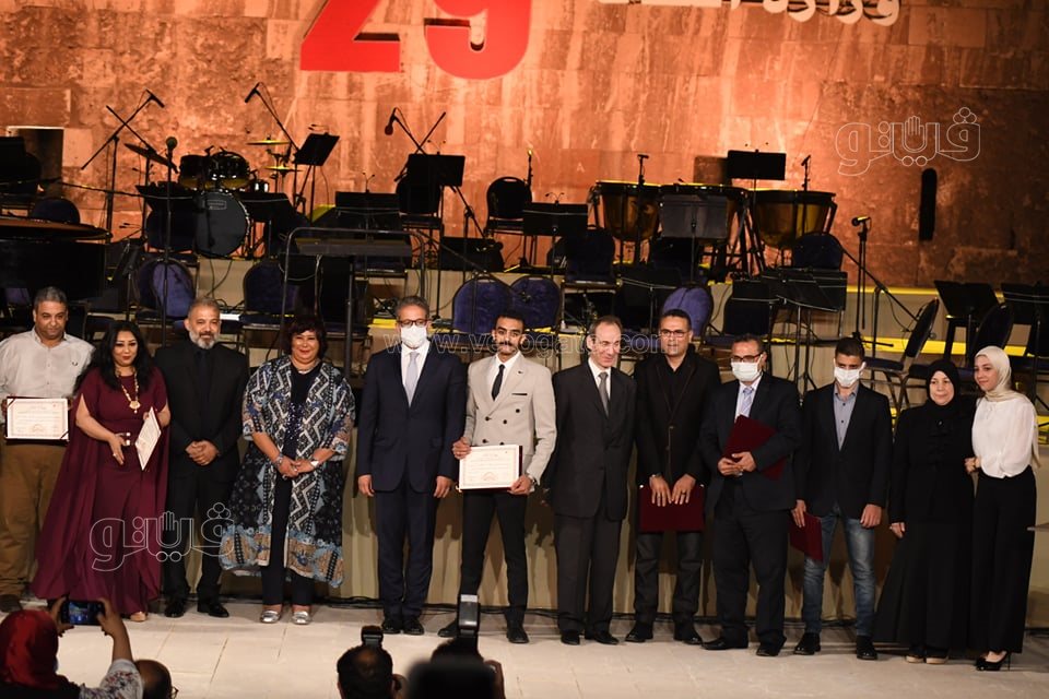 وزيرة الثقافة تكرم 12 شخصية فنية وإدارية في افتتاح مهرجان القلعة (19)