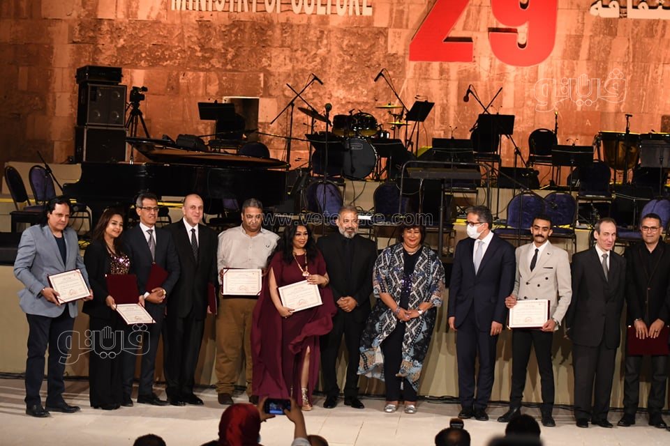 وزيرة الثقافة تكرم 12 شخصية فنية وإدارية في افتتاح مهرجان القلعة (20)