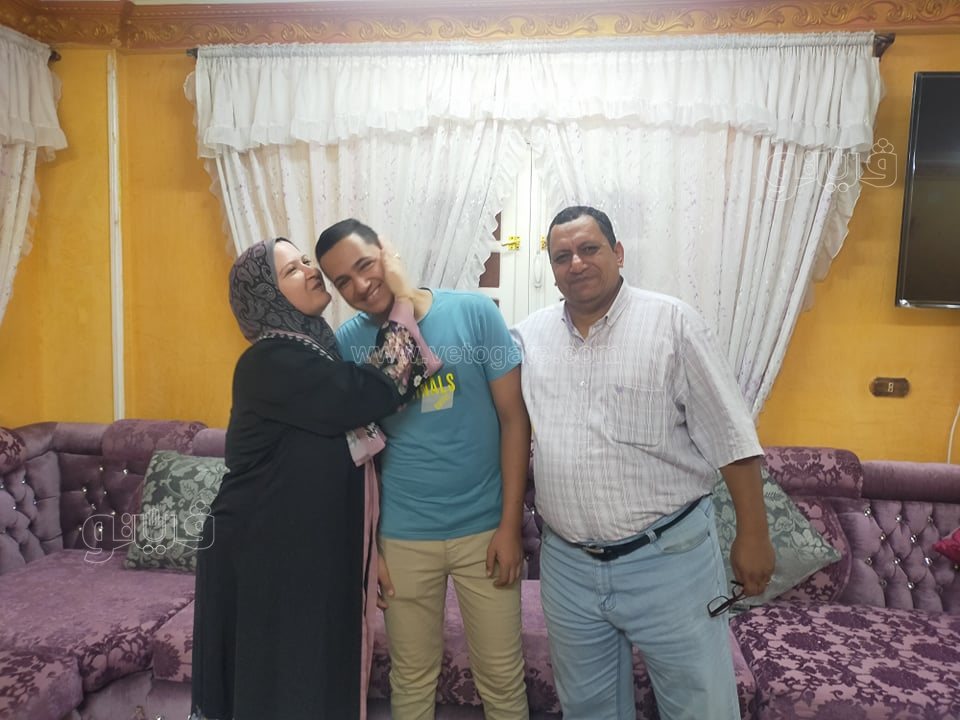  الطالب “محمود السيد محمود عبد الفتاح مع اسرته