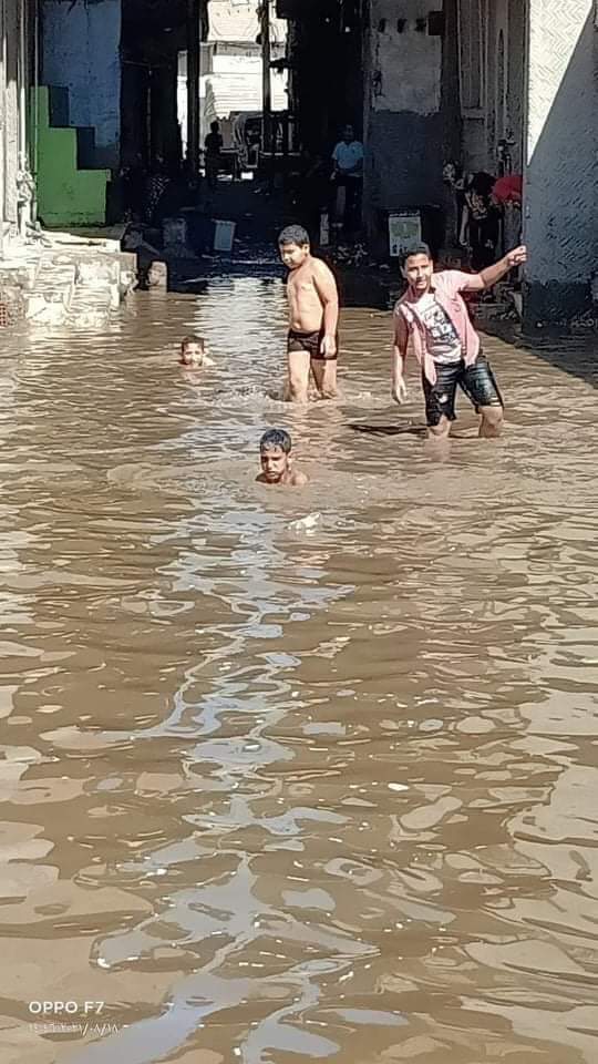 شوارع المحلة تتحول لحمامات سباحة