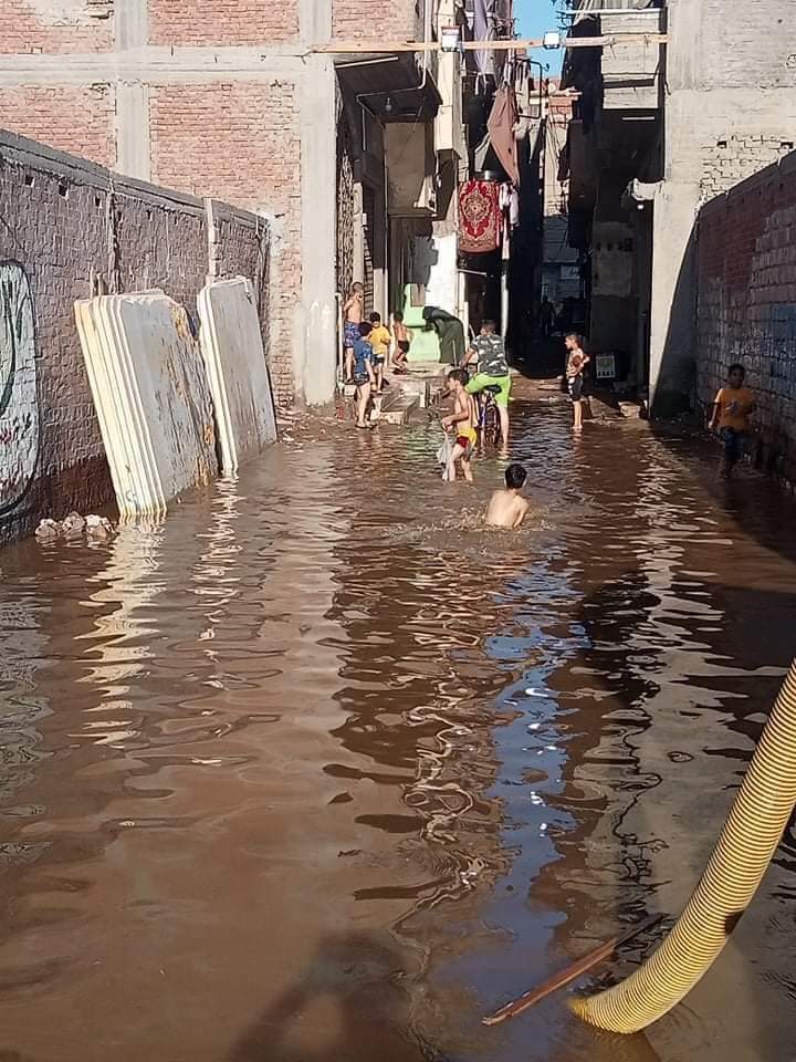 شوارع المحلة تتحول لحمامات سباحة