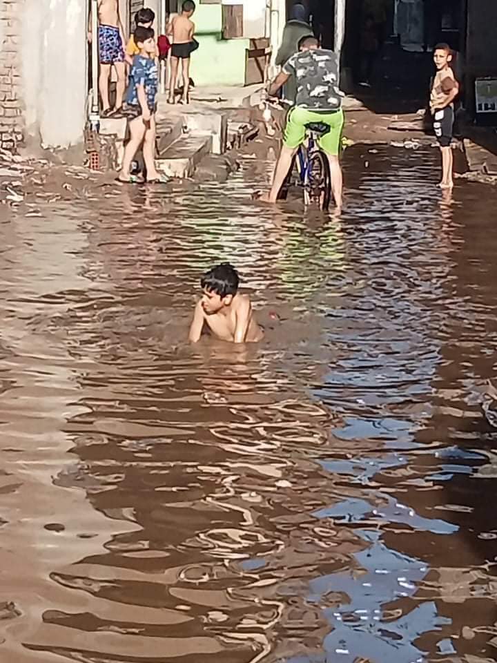 شوارع المحلة تتحول لحمامات سباحة